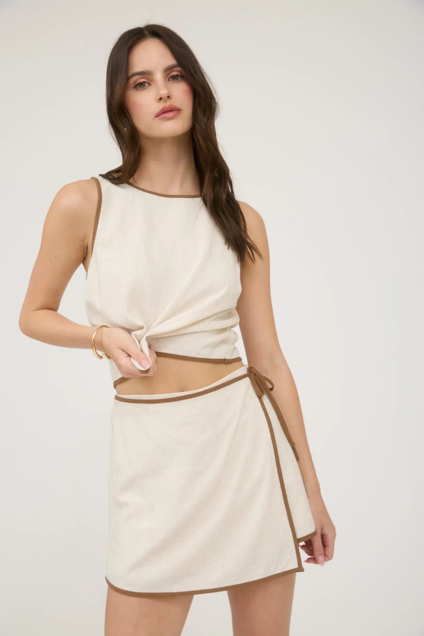 CONTRAST TRIM WRAP LINEN MINI SKORT