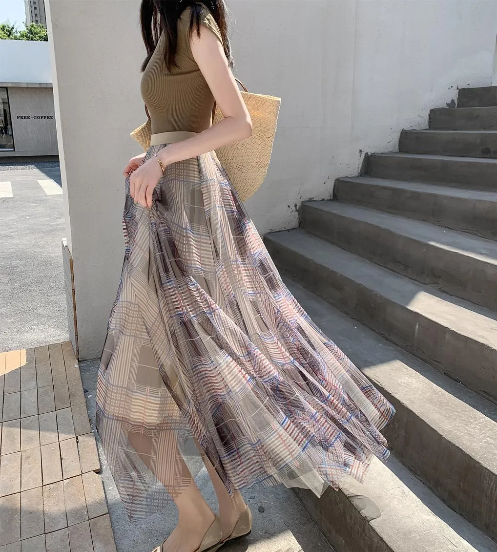 Flattering Slinky Skirt with Versatile Checkered Pattern