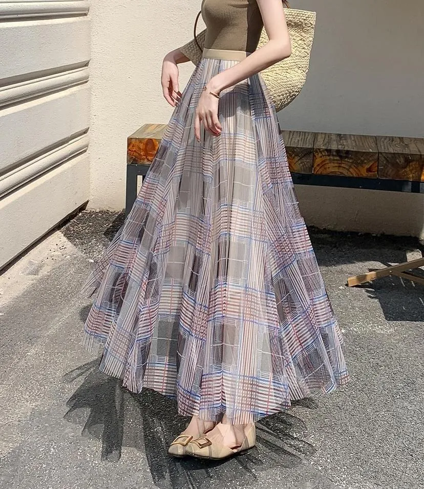 Flattering Slinky Skirt with Versatile Checkered Pattern