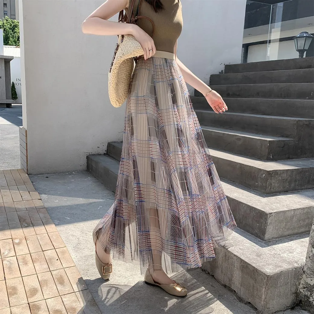 Flattering Slinky Skirt with Versatile Checkered Pattern