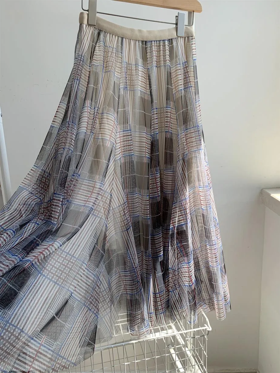 Flattering Slinky Skirt with Versatile Checkered Pattern