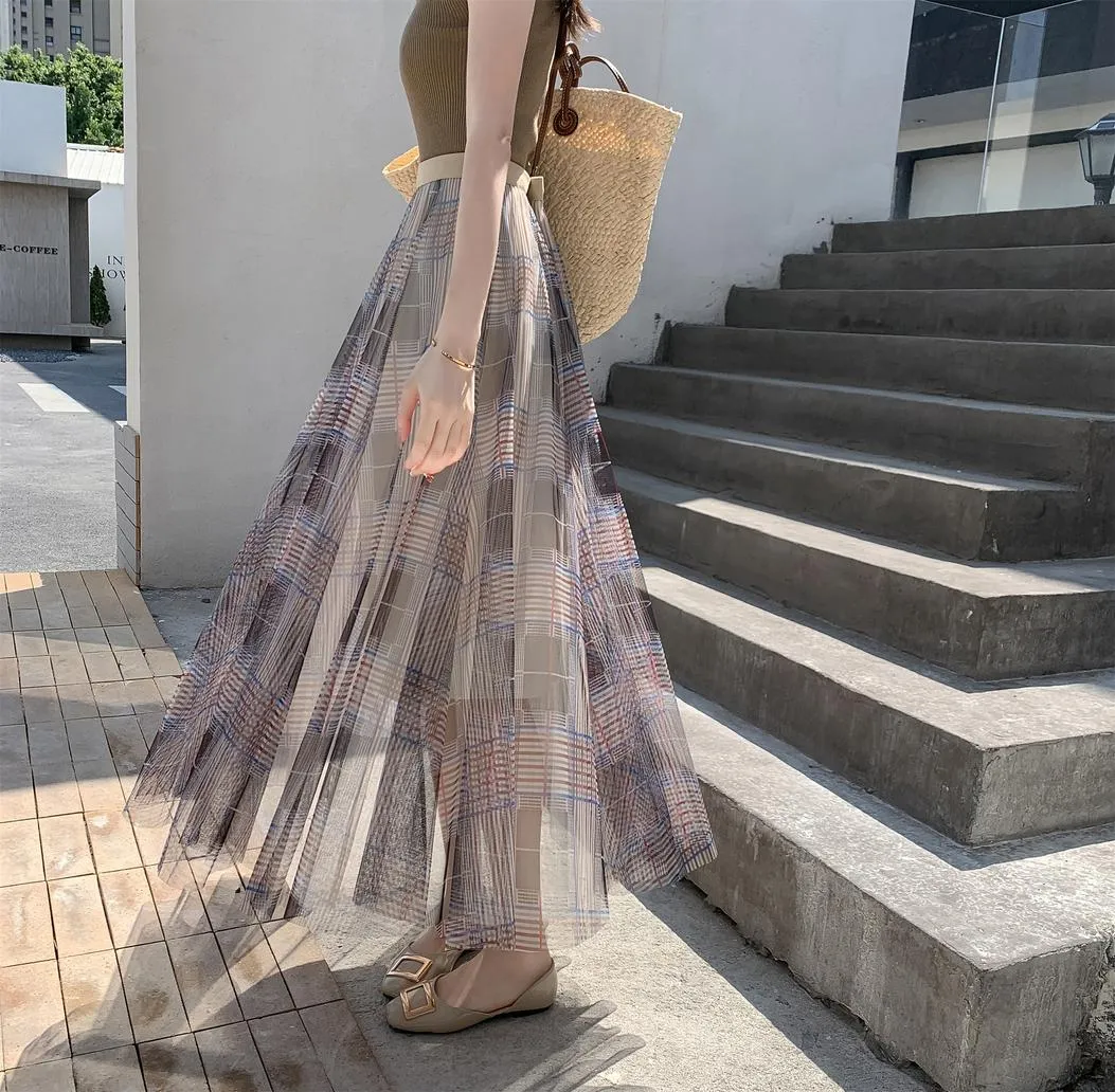 Flattering Slinky Skirt with Versatile Checkered Pattern
