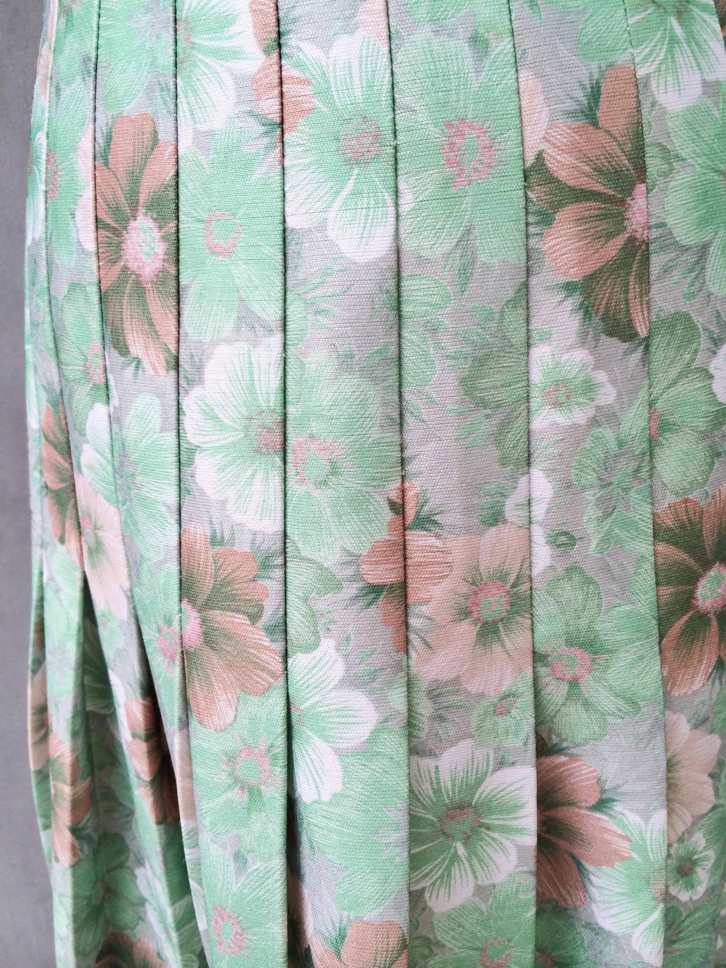 SALE! | A cafe in Paris | Vintage 1950s Green floral petite Pleated skirt