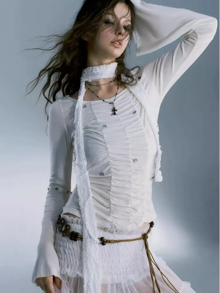 white bell sleeve inner bottoming shirt