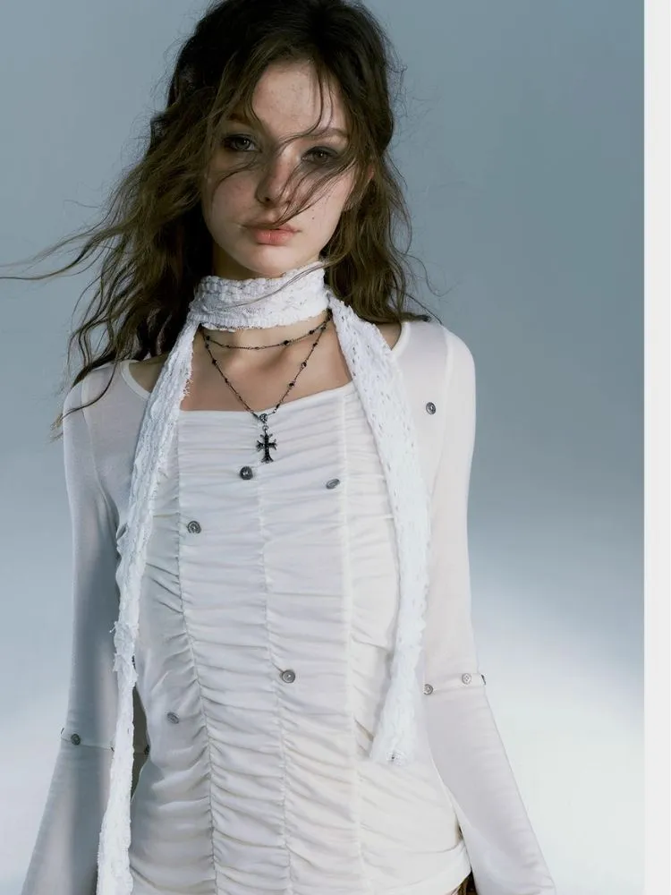 white bell sleeve inner bottoming shirt